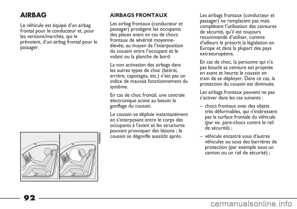 FIAT STRADA 2011  Notice dentretien (in French) AIRBAGS FRONTAUX
Les airbag frontaux (conducteur et
passager) protègent les occupants
des places avant en cas de chocs
frontaux de sévérité moyenne-
élevée, au moyen de l’interposition
du cous