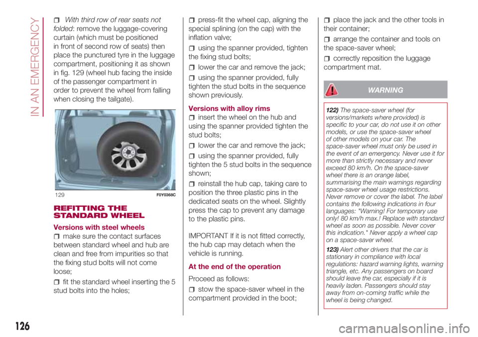 FIAT 500L 2018  Owner handbook (in English) With third row of rear seats not
folded: remove the luggage-covering
curtain (which must be positioned
in front of second row of seats) then
place the punctured tyre in the luggage
compartment, positi