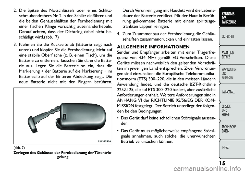 FIAT FREEMONT 2013  Betriebsanleitung (in German) 2. Die Spitze des Notschlüssels oder eines Schlitz-schraubendrehers Nr. 2 in den Schlitz einführen und
die beiden Gehäusehälften der Fernbedienung mit
einer flachen Klinge vorsichtig auseinanderhe