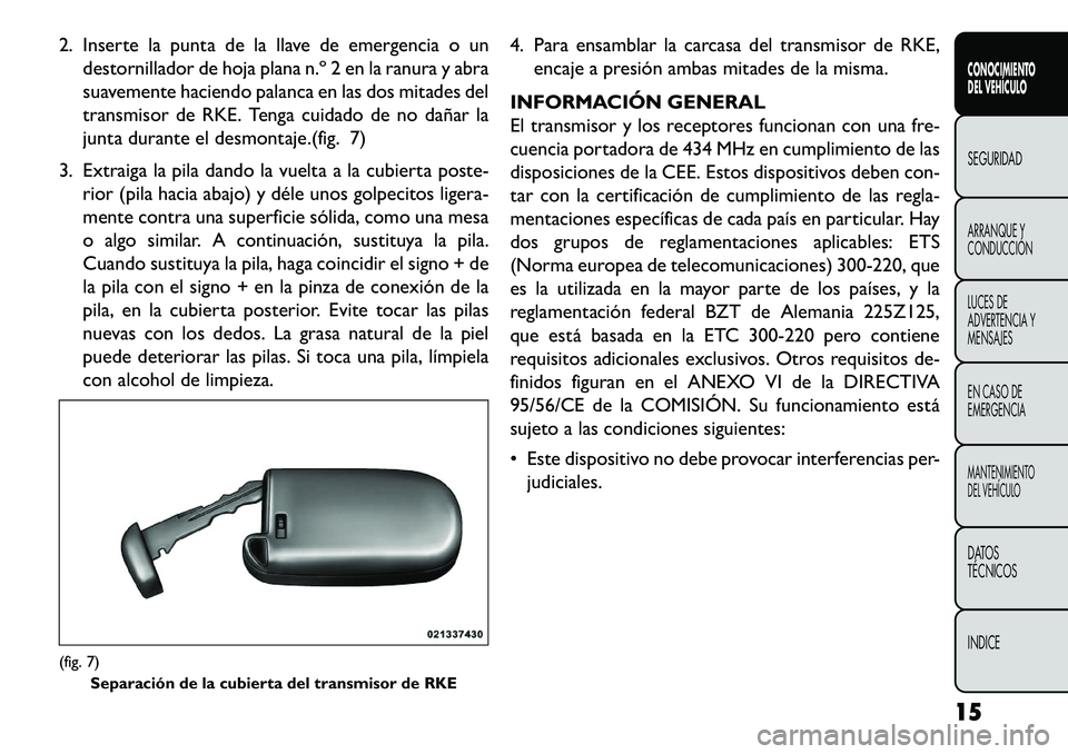 FIAT FREEMONT 2013  Manual de Empleo y Cuidado (in Spanish) 2. Inserte la punta de la llave de emergencia o undestornillador de hoja plana n.º 2 en la ranura y abra
suavemente haciendo palanca en las dos mitades del
transmisor de RKE. Tenga cuidado de no dañ