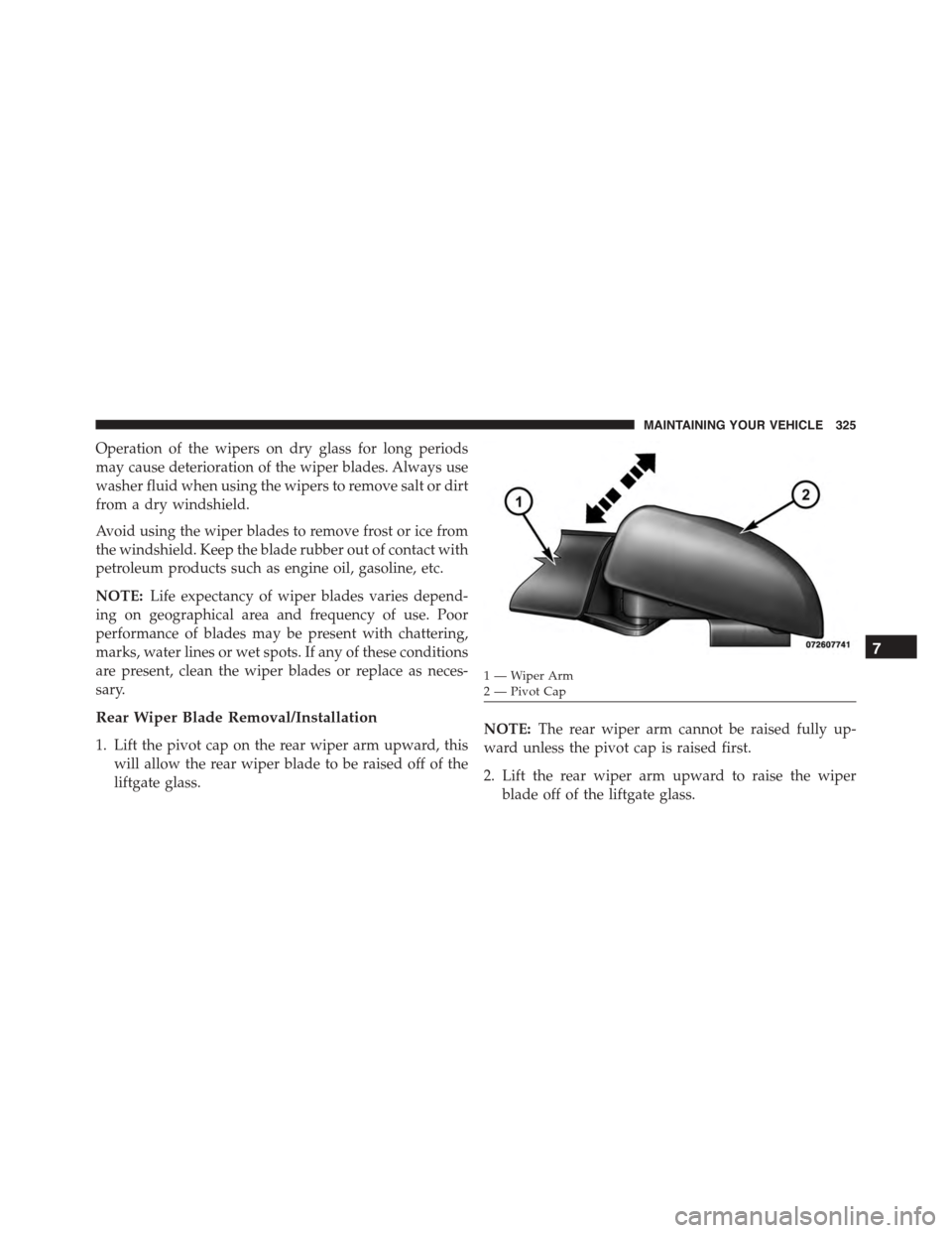 FIAT 500 ABARTH 2014 2.G Owners Manual Operation of the wipers on dry glass for long periods
may cause deterioration of the wiper blades. Always use
washer fluid when using the wipers to remove salt or dirt
from a dry windshield.
Avoid usi
