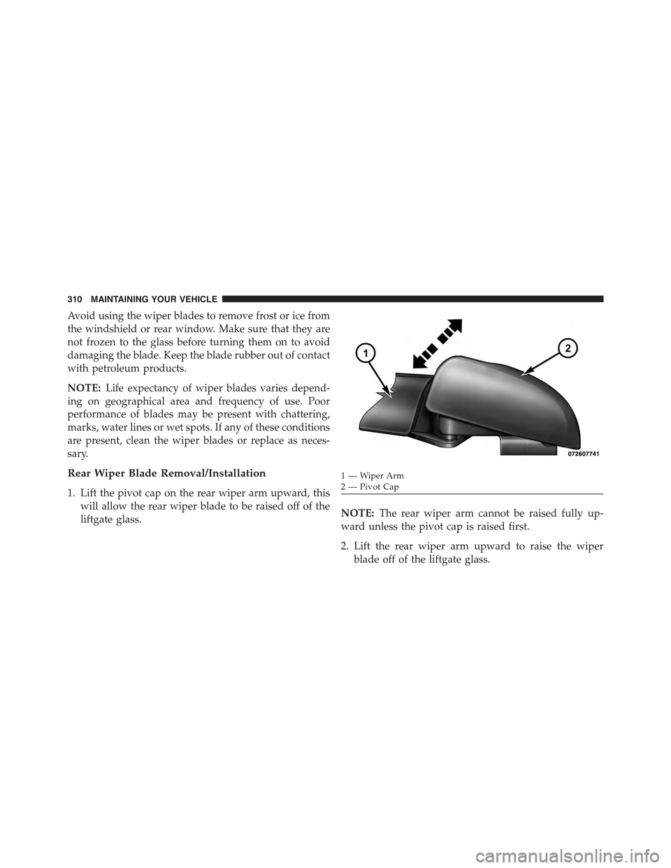 FIAT 500E 2015 2.G Owners Manual Avoid using the wiper blades to remove frost or ice from
the windshield or rear window. Make sure that they are
not frozen to the glass before turning them on to avoid
damaging the blade. Keep the bla