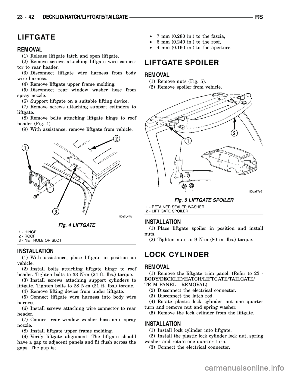 DODGE TOWN AND COUNTRY 2004  Service Manual LIFTGATE
REMOVAL
(1) Release liftgate latch and open liftgate.
(2) Remove screws attaching liftgate wire connec-
tor to rear header.
(3) Disconnect liftgate wire harness from body
wire harness.
(4) Re