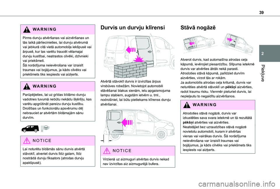 TOYOTA PROACE CITY 2021  Lietošanas Instrukcija (in Latvian) 39
Piekļuve
2
WARNI NG
Pirms durvju atvēršanas vai aizvēršanas un tās laikā pārliecinieties, lai durvju atvērumā vai jebkurā citā vietā automobiļa iekšpusē vai ārpusē, kur tas varēt