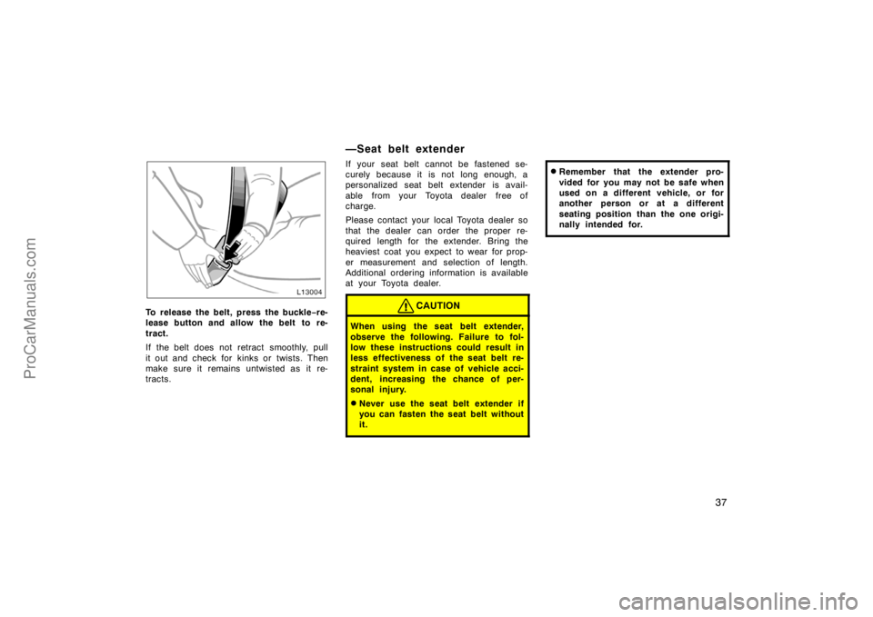 TOYOTA CAMRY 1998 Owners Guide 37
To release the belt, press the buckle−re-
lease button and allow the belt  to re-
tract.
If the belt does not retract  smoothly, pull
it out and check for  kinks or  twists. Then
make sure it rem
