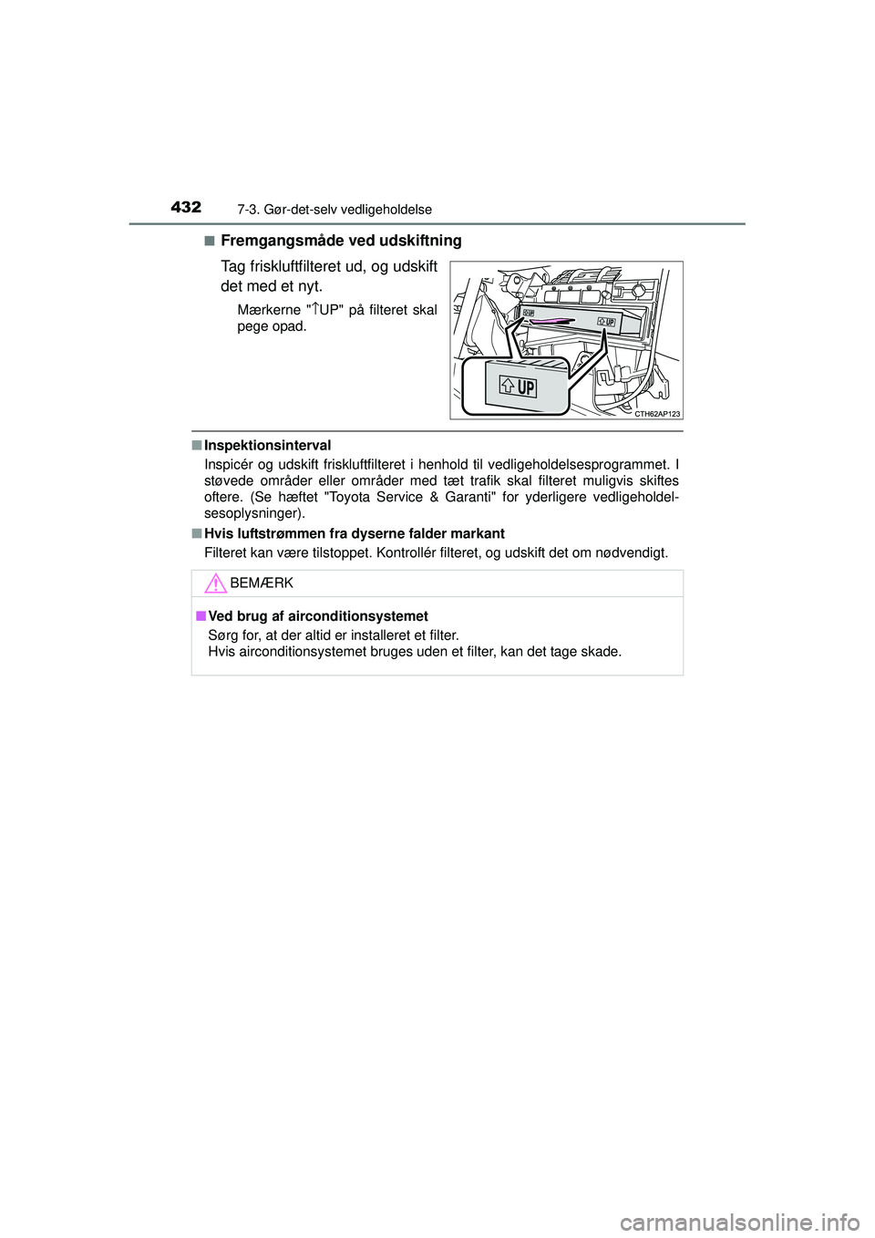 TOYOTA AURIS HYBRID 2015  Brugsanvisning (in Danish) 4327-3. Gør-det-selv vedligeholdelse
OM12J68DK■
Fremgangsmåde ved udskiftning
Tag friskluftfilteret ud, og udskift
det med et nyt.
Mærkerne "
↑UP" på filteret skal
pege opad.
■ Inspektionsin