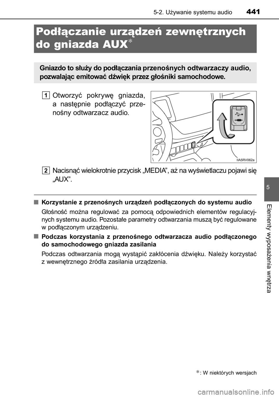 TOYOTA RAV4 2014  Instrukcja obsługi (in Polish) Otworzyç  pokryw´  gniazda,
a nast´pnie  pod∏àczyç  prze-
noÊny odtwarzacz audio.
Nacisnàç wielokrotnie przycisk „MEDIA”, a˝ na wyÊwietlaczu pojawi si´
„AUX”.
Korzystanie z przeno