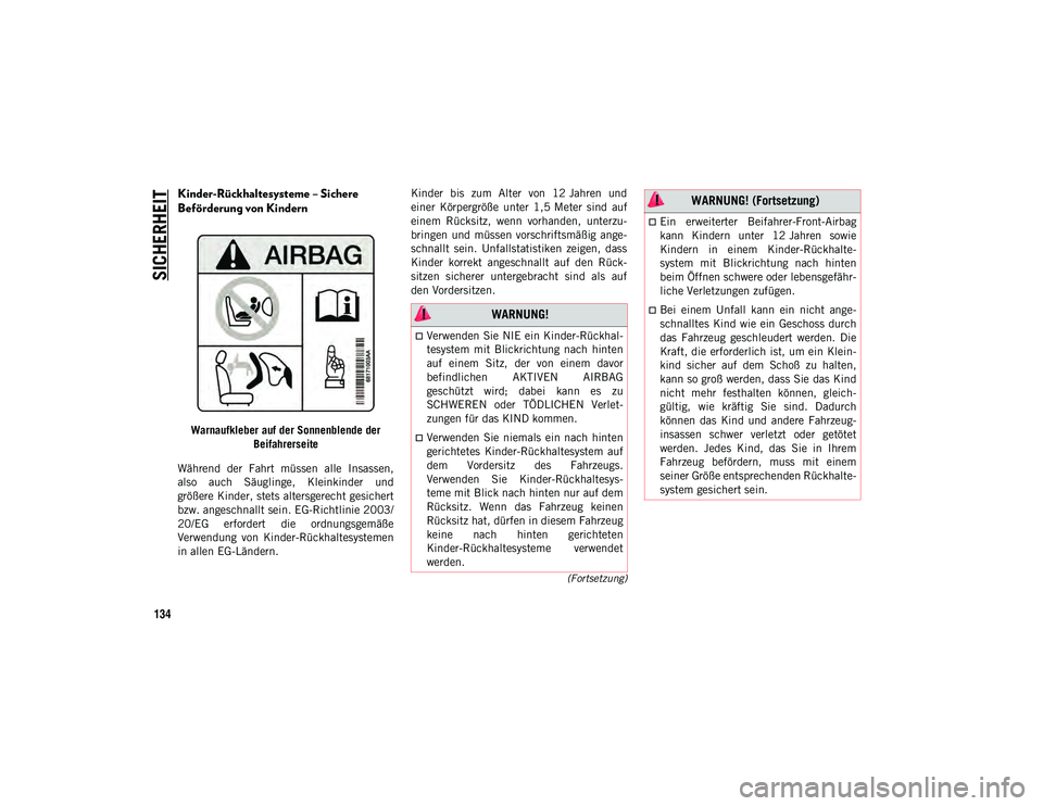 JEEP CHEROKEE 2021  Betriebsanleitung (in German) SICHERHEIT
134
(Fortsetzung)
Kinder-Rückhaltesysteme – Sichere 
Beförderung von Kindern  
Warnaufkleber auf der Sonnenblende der Beifahrerseite
Während  der  Fahrt  müssen  alle  Insassen,
also 