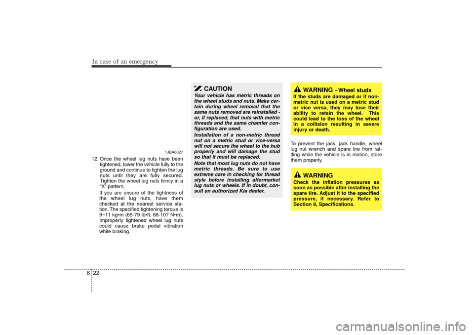 KIA Rio 2007 2.G Owners Manual In case of an emergency22
612. Once the wheel lug nuts have been
tightened, lower the vehicle fully to the
ground and continue to tighten the lug
nuts until they are fully secured.
Tighten the wheel l