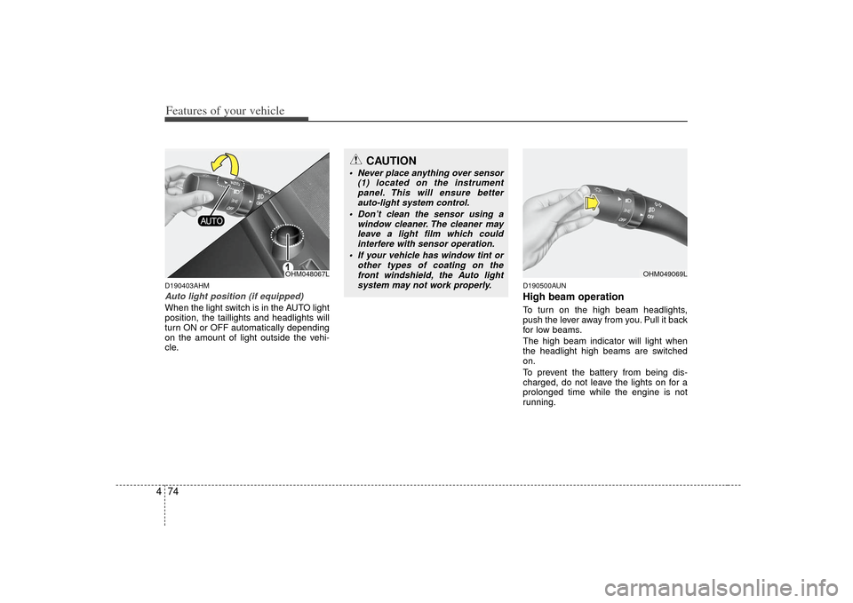 KIA Borrego 2010 1.G Service Manual Features of your vehicle74
4D190403AHMAuto light position (if equipped)When the light switch is in the AUTO light
position, the taillights and headlights will
turn ON or OFF automatically depending
on