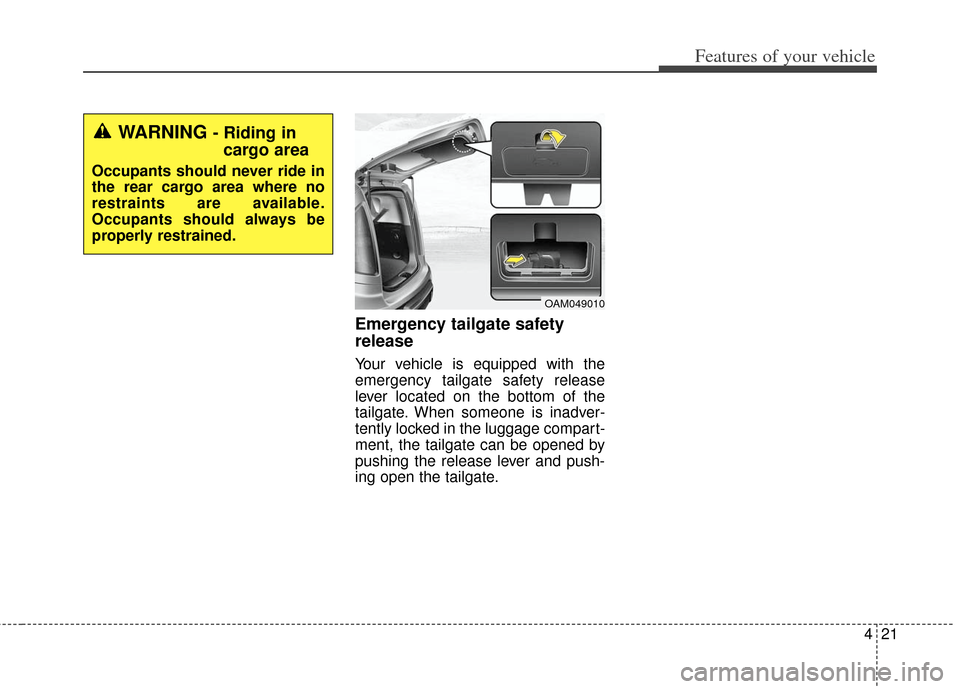 KIA Soul 2013 1.G Owners Manual 421
Features of your vehicle
Emergency tailgate safety
release
Your vehicle is equipped with the
emergency tailgate safety release
lever located on the bottom of the
tailgate. When someone is inadver-
