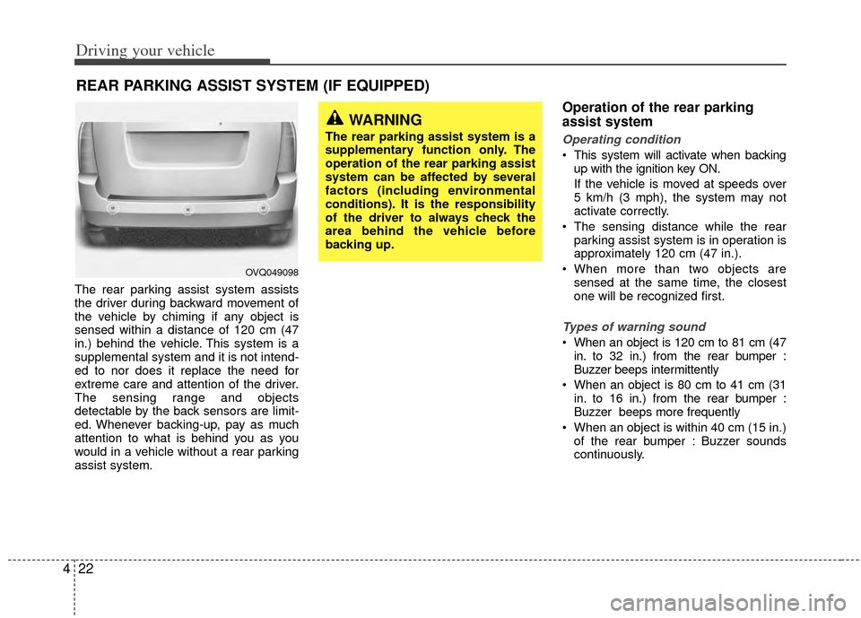 KIA Sedona 2014 3.G Owners Manual Driving your vehicle
22
4
The rear parking assist system assists
the driver during backward movement of
the vehicle by chiming if any object is
sensed within a distance of 120 cm (47
in.) behind the v