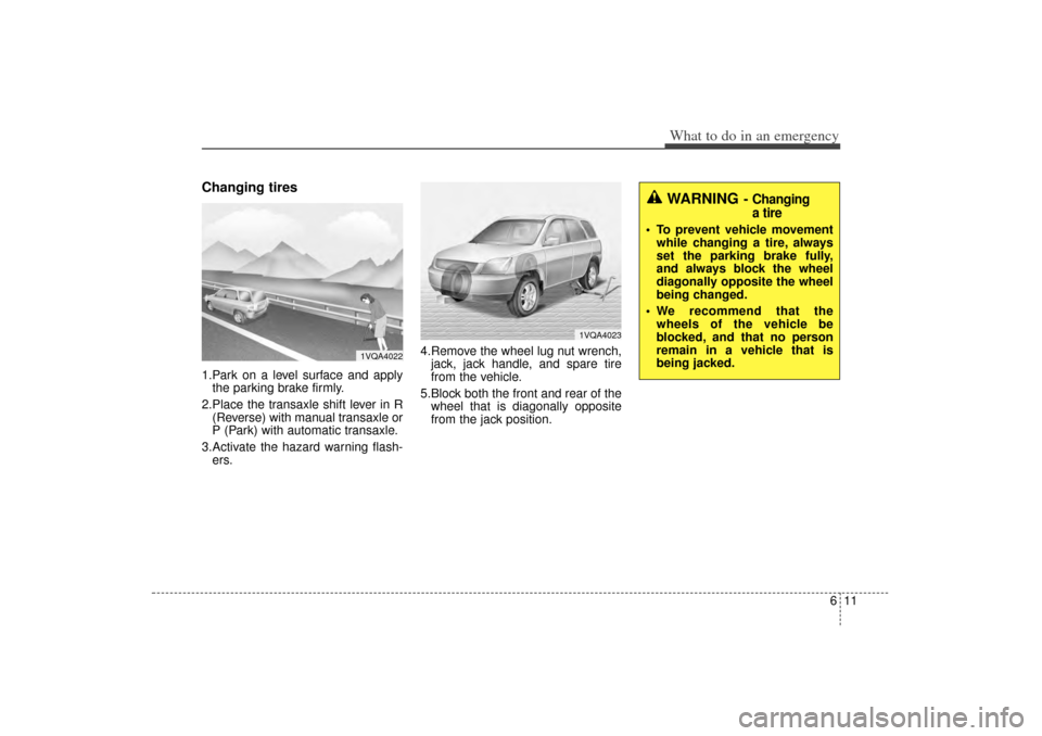 KIA Sorento 2014 3.G Owners Manual 611
What to do in an emergency
Changing tires 1.Park on a level surface and applythe parking brake firmly.
2.Place the transaxle shift lever in R (Reverse) with manual transaxle or
P (Park) with autom