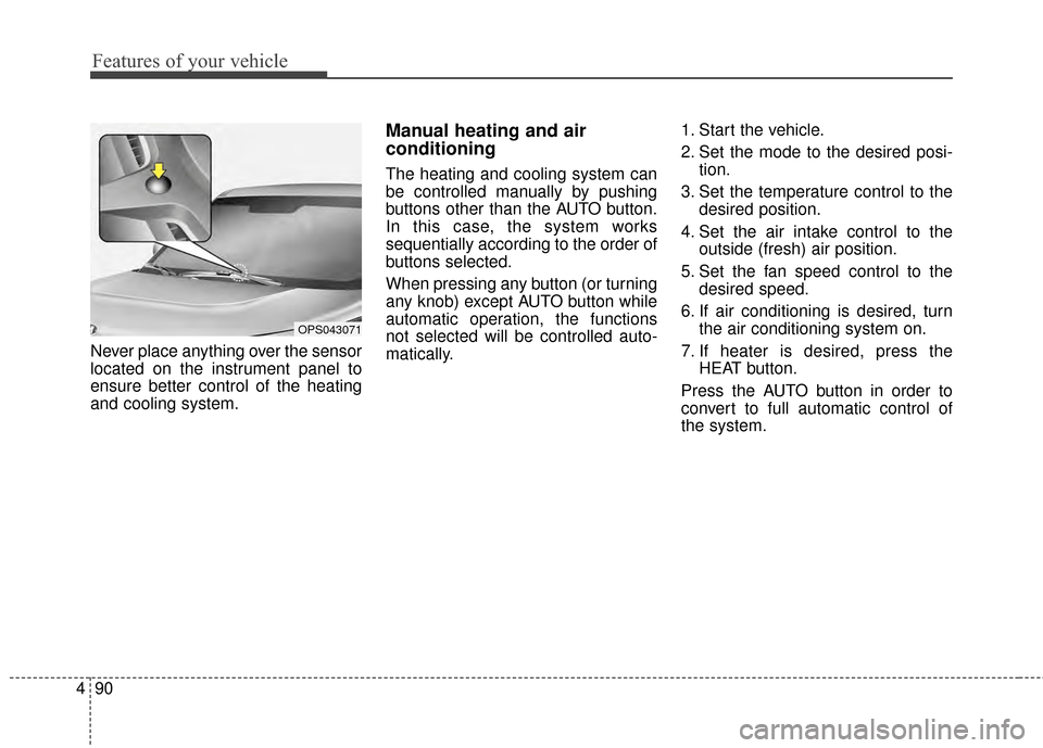 KIA Soul EV 2015 2.G Owners Manual Features of your vehicle
90
4
Never place anything over the sensor
located on the instrument panel to
ensure better control of the heating
and cooling system.
Manual heating and air 
conditioning
The 