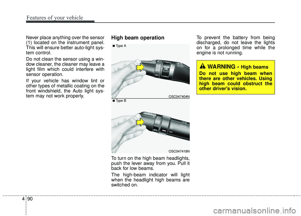 KIA RIO 2018  Owners Manual Features of your vehicle
90
4
Never place anything over the sensor
(1) located on the instrument panel.
This will ensure better auto-light sys-
tem control.
Do not clean the sensor using a win-
dow cl