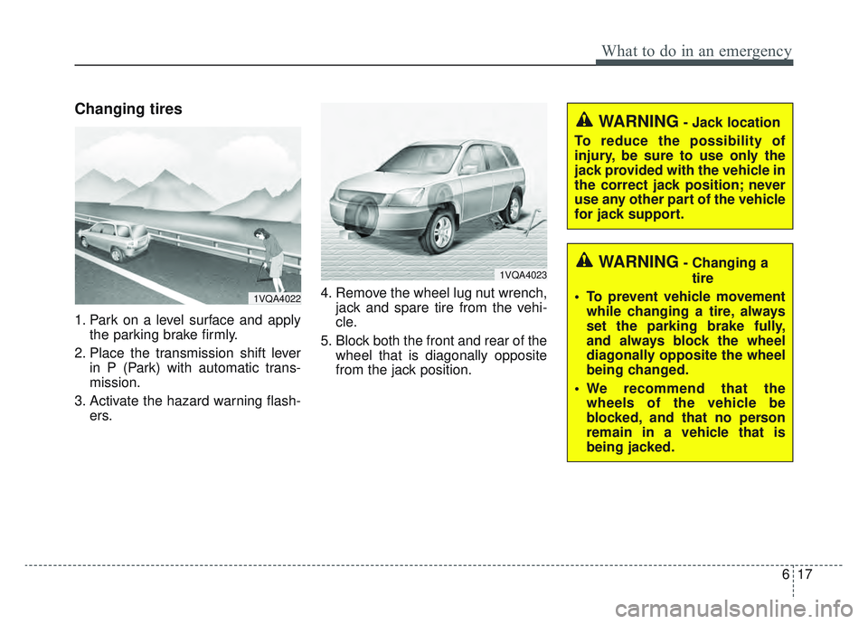 KIA SPORTAGE 2022  Owners Manual 617
What to do in an emergency
Changing tires
1. Park on a level surface and applythe parking brake firmly.
2. Place the transmission shift lever in P (Park) with automatic trans-
mission.
3. Activate