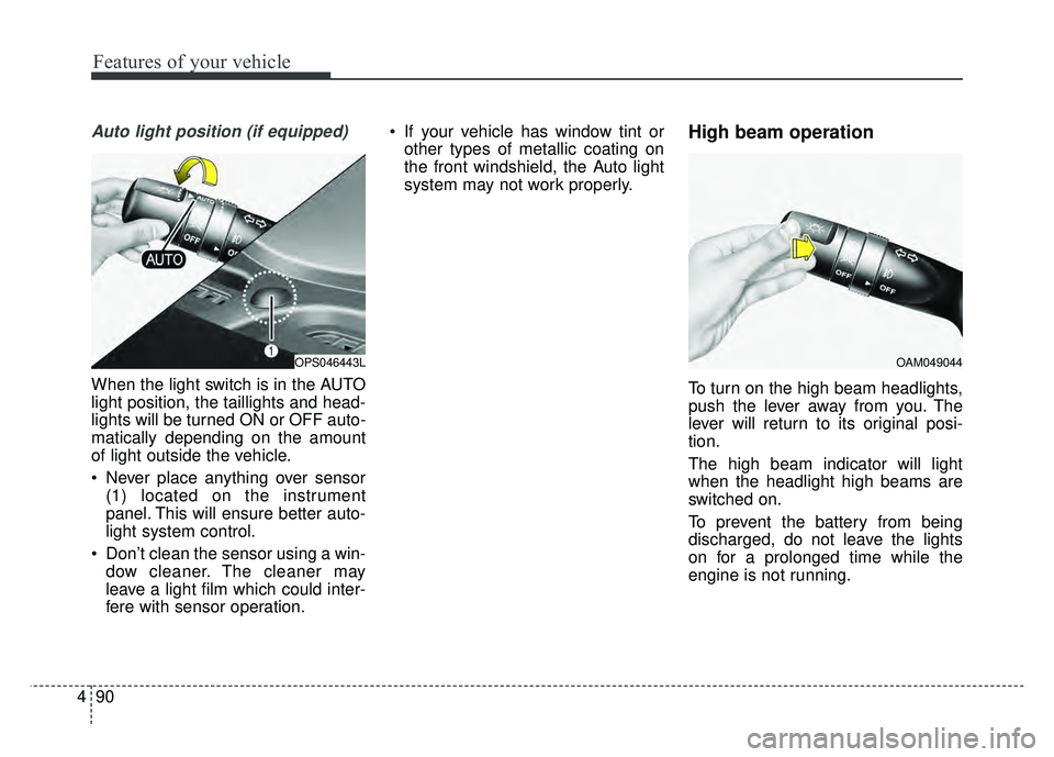 KIA SOUL 2017  Owners Manual Features of your vehicle
90
4
Auto light position (if equipped)
When the light switch is in the AUTO
light position, the taillights and head-
lights will be turned ON or OFF auto-
matically depending 