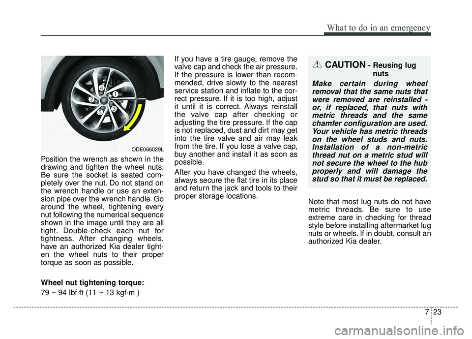 KIA NIRO 2017  Owners Manual 723
What to do in an emergency
Position the wrench as shown in the
drawing and tighten the wheel nuts.
Be sure the socket is seated com-
pletely over the nut. Do not stand on
the wrench handle or use 
