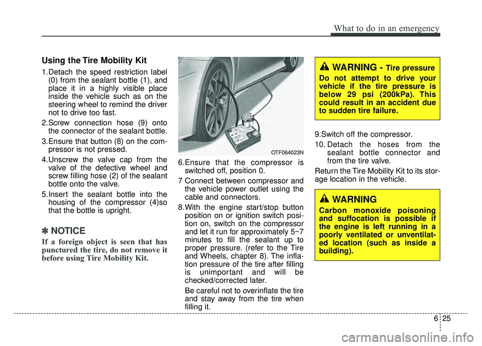 KIA OPTIMA HYBRID 2015  Owners Manual 625
What to do in an emergency
Using the Tire Mobility Kit
1.Detach the speed restriction label(0) from the sealant bottle (1), and
place it in a highly visible place
inside the vehicle such as on the
