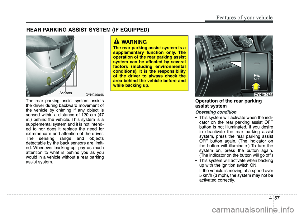 KIA VENGA 2015  Owners Manual 457
Features of your vehicle
The rear parking assist system assists 
the driver during backward movement of
the vehicle by chiming if any object issensed within a distance of 120 cm (47
in.) behind th