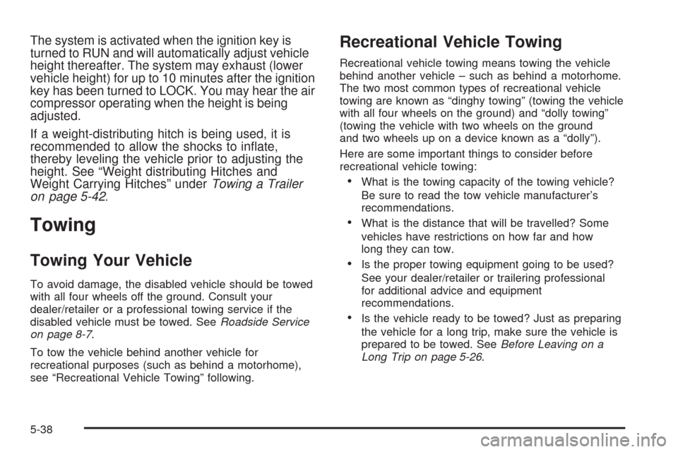 CADILLAC ESCALADE 2009 3.G Owners Manual The system is activated when the ignition key is
turned to RUN and will automatically adjust vehicle
height thereafter. The system may exhaust (lower
vehicle height) for up to 10 minutes after the ign