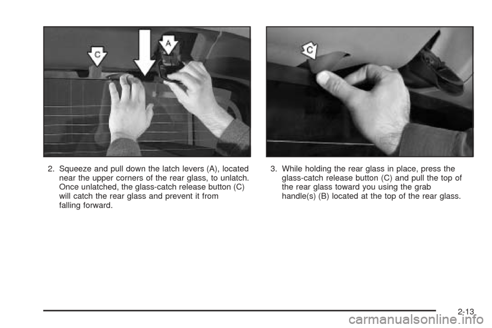 CHEVROLET AVALANCHE 2005 1.G Owners Manual 2. Squeeze and pull down the latch levers (A), located
near the upper corners of the rear glass, to unlatch.
Once unlatched, the glass-catch release button (C)
will catch the rear glass and prevent it