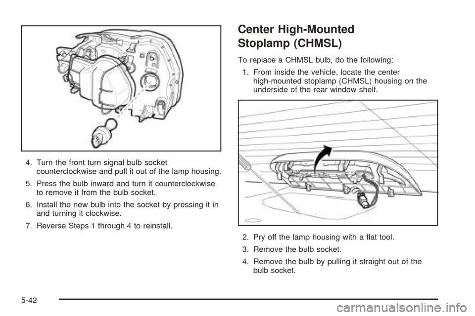 CHEVROLET EPICA 2005 1.G Owners Manual 4. Turn the front turn signal bulb socket
counterclockwise and pull it out of the lamp housing.
5. Press the bulb inward and turn it counterclockwise
to remove it from the bulb socket.
6. Install the 
