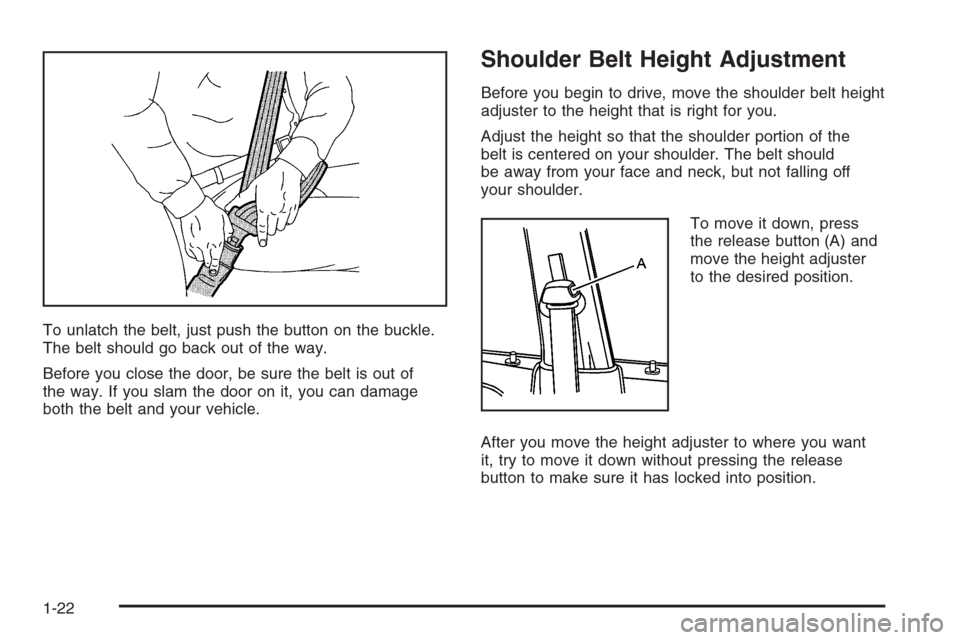 CHEVROLET EPICA 2006 1.G Owners Manual To unlatch the belt, just push the button on the buckle.
The belt should go back out of the way.
Before you close the door, be sure the belt is out of
the way. If you slam the door on it, you can dama