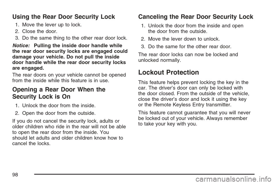 CHEVROLET OPTRA 5 2007 1.G Owners Manual Using the Rear Door Security Lock
1. Move the lever up to lock.
2. Close the door.
3. Do the same thing to the other rear door lock.
Notice:Pulling the inside door handle while
the rear door security 
