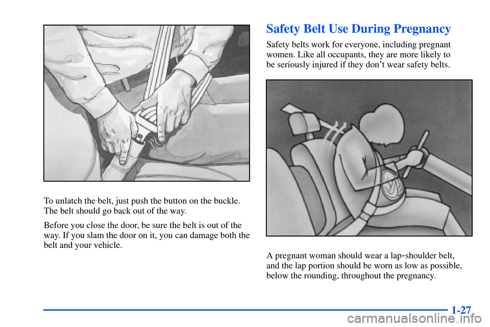 CHEVROLET SUBURBAN 2000 9.G Owners Guide 1-27
To unlatch the belt, just push the button on the buckle.
The belt should go back out of the way.
Before you close the door, be sure the belt is out of the
way. If you slam the door on it, you can