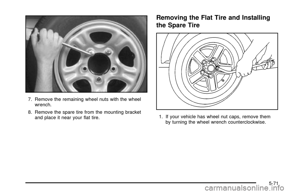 CHEVROLET TRACKER 2003 2.G Owners Manual 7. Remove the remaining wheel nuts with the wheel
wrench.
8. Remove the spare tire from the mounting bracket
and place it near your ¯at tire.
Removing the Flat Tire and Installing
the Spare Tire
1. I