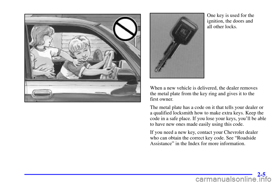 CHEVROLET TRACKER 2001 2.G Manual PDF 2-5
One key is used for the
ignition, the doors and 
all other locks.
When a new vehicle is delivered, the dealer removes 
the metal plate from the key ring and gives it to the 
first owner.
The metal