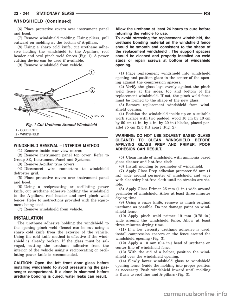 CHRYSLER VOYAGER 2001 Owners Manual (6) Place protective covers over instrument panel
and hood.
(7) Remove windshield molding. Using pliers, pull
outward on molding at the bottom of A-pillars.
(8) Using a sharp cold knife, cut urethane 