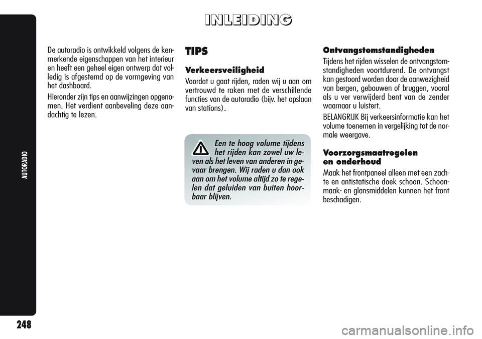Alfa Romeo Giulietta 2011  Instructieboek (in Dutch) I I
N N
L L
E E
I I
D D
I I
N N
G G
TIPS
Verkeersveiligheid
Voordat u gaat rijden, raden wij u aan om
vertrouwd te raken met de verschillende
functies van de autoradio (bijv. het opslaan
van stations)