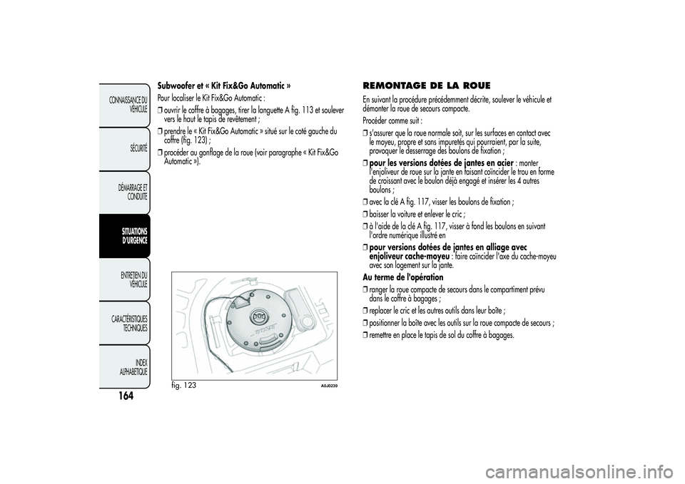 Alfa Romeo MiTo 2013  Notice dentretien (in French) Subwoofer et « Kit Fix&Go Automatic »
Pour localiser le Kit Fix&Go Automatic :
❒ouvrir le coffre à bagages, tirer la languette A fig. 113 et soulever
vers le haut le tapis de revêtement ;
❒pre