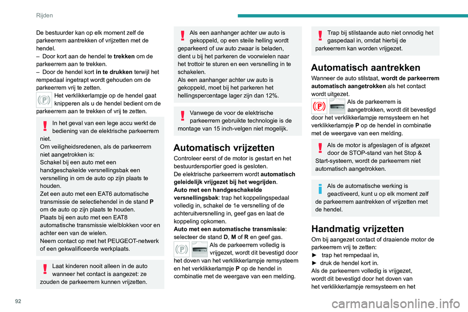 Peugeot 308 2021 Handleiding (in Dutch) 92
Rijden
De bestuurder kan op elk moment zelf de
parkeerrem aantrekken of vrijzetten met de
hendel.
–
Door kort aan de hendel te trekken om de
parkeerrem aan te trekken.
–
Door de hendel Peugeot 308 2021 Handleiding (in Dutch) 92
Rijden
De bestuurder kan op elk moment zelf de
parkeerrem aantrekken of vrijzetten met de
hendel.
–
Door kort aan de hendel te trekken om de
parkeerrem aan te trekken.
–
Door de hendel