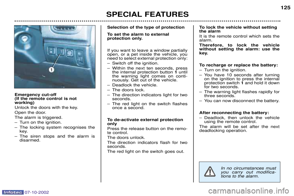 PEUGEOT 206 CC 2002 Manual PDF 07-10-2002
Emergency cut-off (If the remote control is notworking) 
Unlock the doors with the key.
Open the door.The alarm is triggered.
Ð Turn on the ignition.
Ð The locking system recognises theke