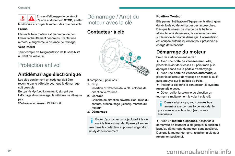 PEUGEOT 2008 2021  Manuel du propriétaire (in French) 90
Conduite
En cas d'allumage de ce témoin 
d'alerte et du témoin STOP, arrêter 
le véhicule et couper le moteur dès que possible.
Freins
Utiliser le frein moteur est recommandé pour 
li