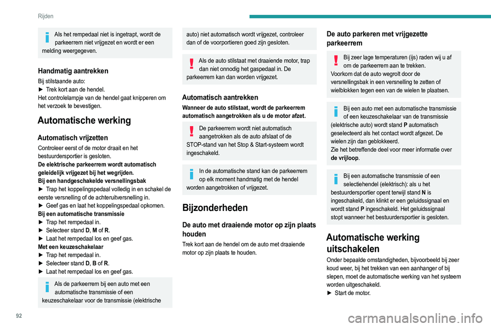 PEUGEOT 208 2021  Instructieboekje (in Dutch) 92
Rijden
► Gebruik de hendel om de parkeerrem aan te 
trekken als deze is vrijgezet.
►  Laat het rempedaal volledig los.
►  Houd de hendel 10 tot maximaal 15 seconden 
ingedrukt in de richting 