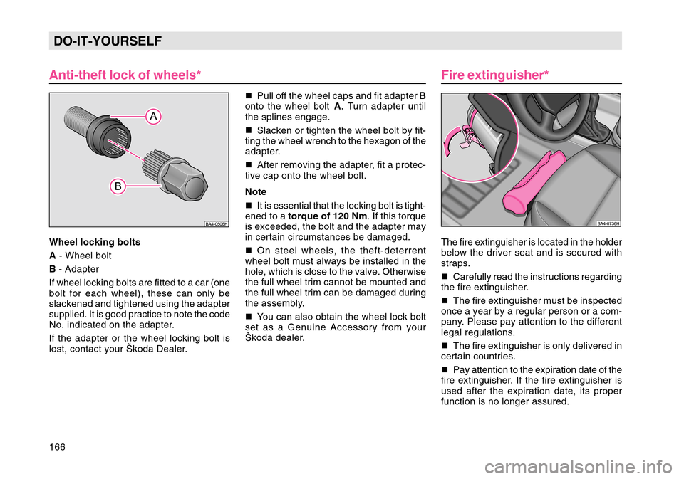 SKODA OCTAVIA TOUR 2004 1.G / (1U) Owners Manual 166DO-IT-YOURSELF
Pull off the wheel caps and fit adapter  B
onto the wheel bolt  A. Turn adapter until
the splines engage.
 Slacken or tighten the wheel bolt by fit-
ting the wheel wrench to the he