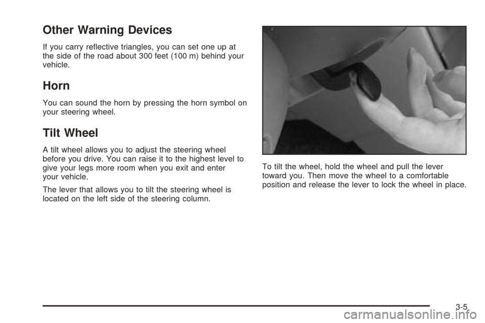 Oldsmobile Alero 2004  Owners Manuals Other Warning Devices
If you carry reﬂective triangles, you can set one up at
the side of the road about 300 feet (100 m) behind your
vehicle.
Horn
You can sound the horn by pressing the horn symbol