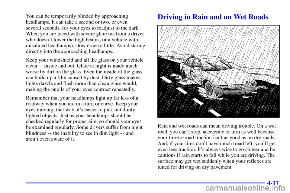 Oldsmobile Alero 2000  Owners Manuals 4-17
You can be temporarily blinded by approaching
headlamps. It can take a second or two, or even 
several seconds, for your eyes to readjust to the dark.
When you are faced with severe glare (as fro