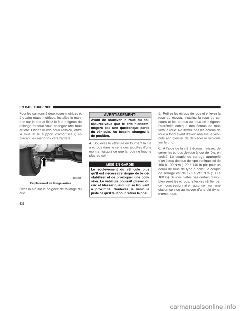 Ram 1500 2014  Manuel du propriétaire (in French)  Pour les camions à deux roues motrices et
à quatre roues motrices, installez le man-
drin sur le cric et fixez-le à la poignée de
rallonge lorsque vous changez une roue
arrière. Placez le cric so