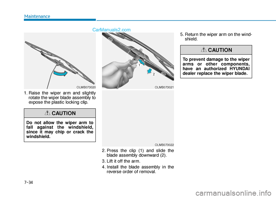 Hyundai Elantra 2019  Owners Manual 1. Raise the wiper arm and slightlyrotate the wiper blade assembly to
expose the plastic locking clip.
2. Press the clip (1) and slide theblade assembly downward (2).
3. Lift it off the arm.
4. Instal