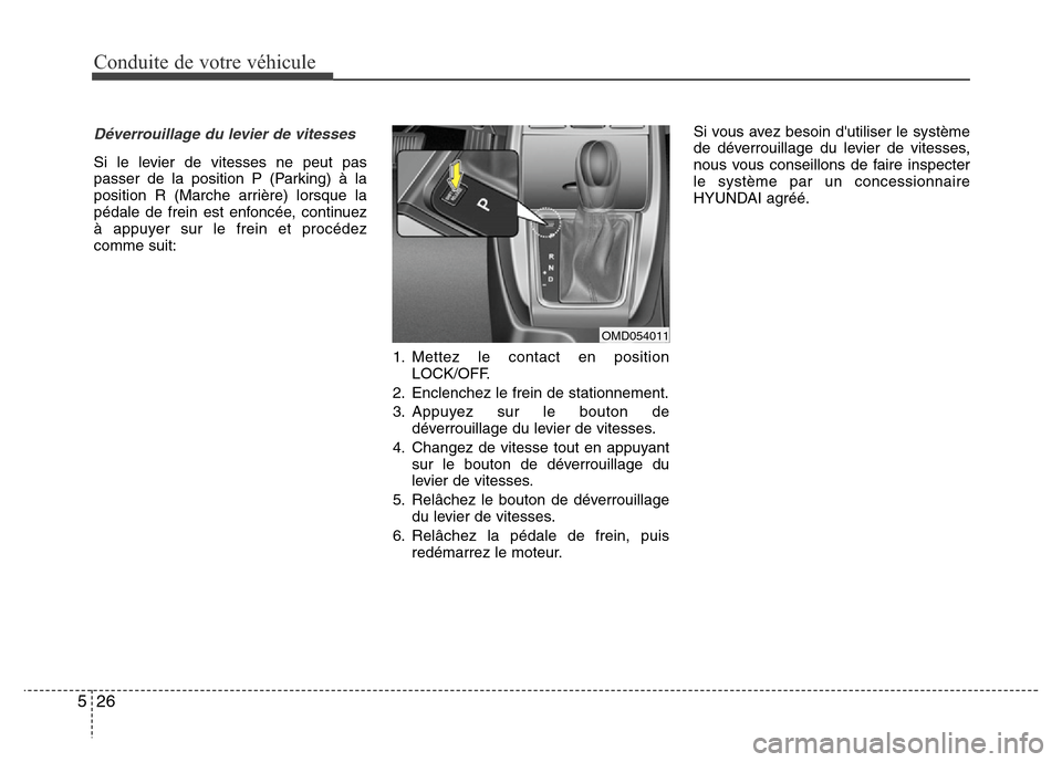 Hyundai Elantra 2015  Manuel du propriétaire (in French) Conduite de votre véhicule
26 5
1. Mettez le contact en position
LOCK/OFF.
2. Enclenchez le frein de stationnement.
3. Appuyez sur le bouton de
déverrouillage du levier de vitesses.
4. Changez de vi