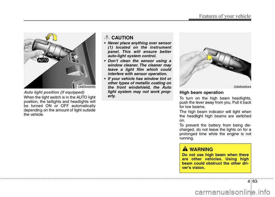 Hyundai Elantra 2013  Owners Manual 463
Features of your vehicle
Auto light position (if equipped)
When the light switch is in the AUTO light
position, the taillights and headlights will
be turned ON or OFF automatically
depending on th