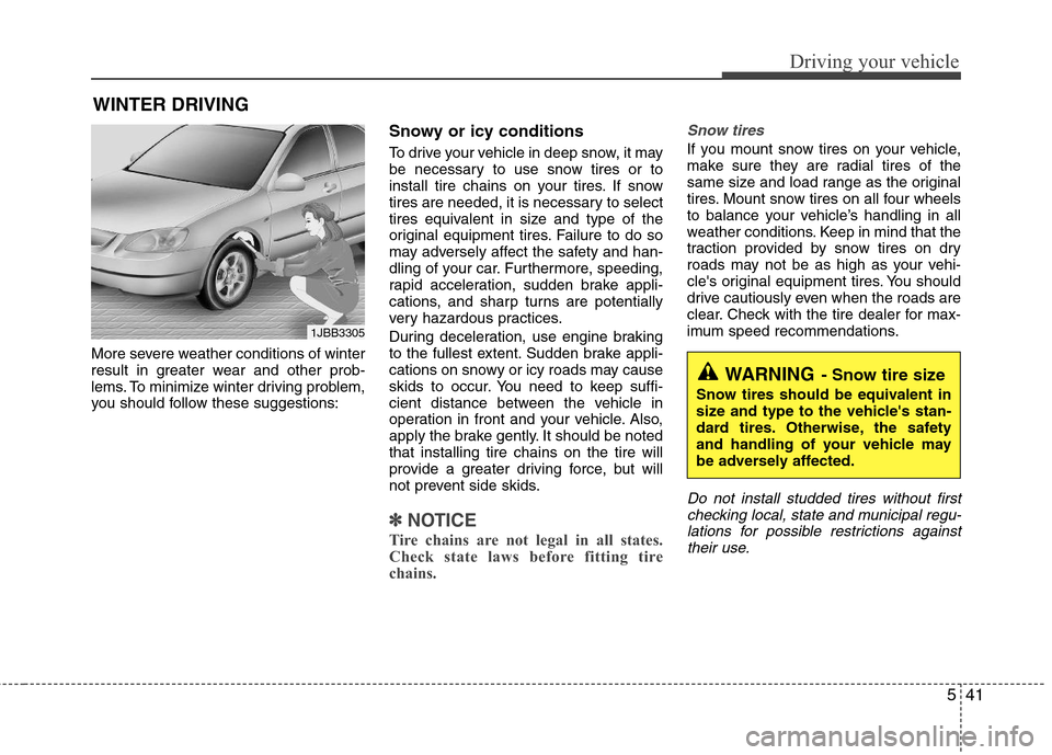 Hyundai Elantra 2011  Owners Manual 541
Driving your vehicle
More severe weather conditions of winter
result in greater wear and other prob-
lems. To minimize winter driving problem,
you should follow these suggestions:
Snowy or icy con