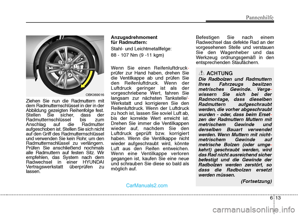 Hyundai Genesis Coupe 2013 Betriebsanleitung (in German) 613
Pannenhilfe
Ziehen Sie nun die Radmuttern mit
dem Radmutternschlüssel in der in der
Abbildung gezeigten Reihenfolge fest.
Stellen Sie sicher, dass der
Radmutternschlüssel bis zum
Anschlag auf d Hyundai Genesis Coupe 2013 Betriebsanleitung (in German) 613
Pannenhilfe
Ziehen Sie nun die Radmuttern mit
dem Radmutternschlüssel in der in der
Abbildung gezeigten Reihenfolge fest.
Stellen Sie sicher, dass der
Radmutternschlüssel bis zum
Anschlag auf d