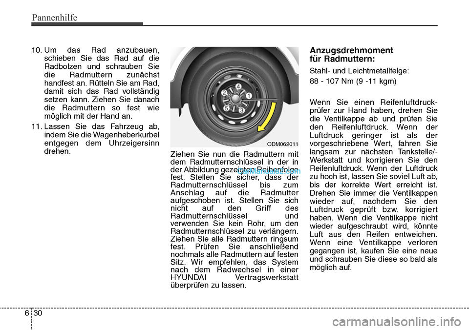 Hyundai Grand Santa Fe 2016 Betriebsanleitung (in German) Pannenhilfe
30
6
10. Um das Rad anzubauen,
schieben Sie das Rad auf die
Radbolzen und schrauben Sie
die Radmuttern zunächst
handfest an. Rütteln Sie am Rad,
damit sich das Rad vollständig
setzen ka Hyundai Grand Santa Fe 2016 Betriebsanleitung (in German) Pannenhilfe
30
6
10. Um das Rad anzubauen,
schieben Sie das Rad auf die
Radbolzen und schrauben Sie
die Radmuttern zunächst
handfest an. Rütteln Sie am Rad,
damit sich das Rad vollständig
setzen ka