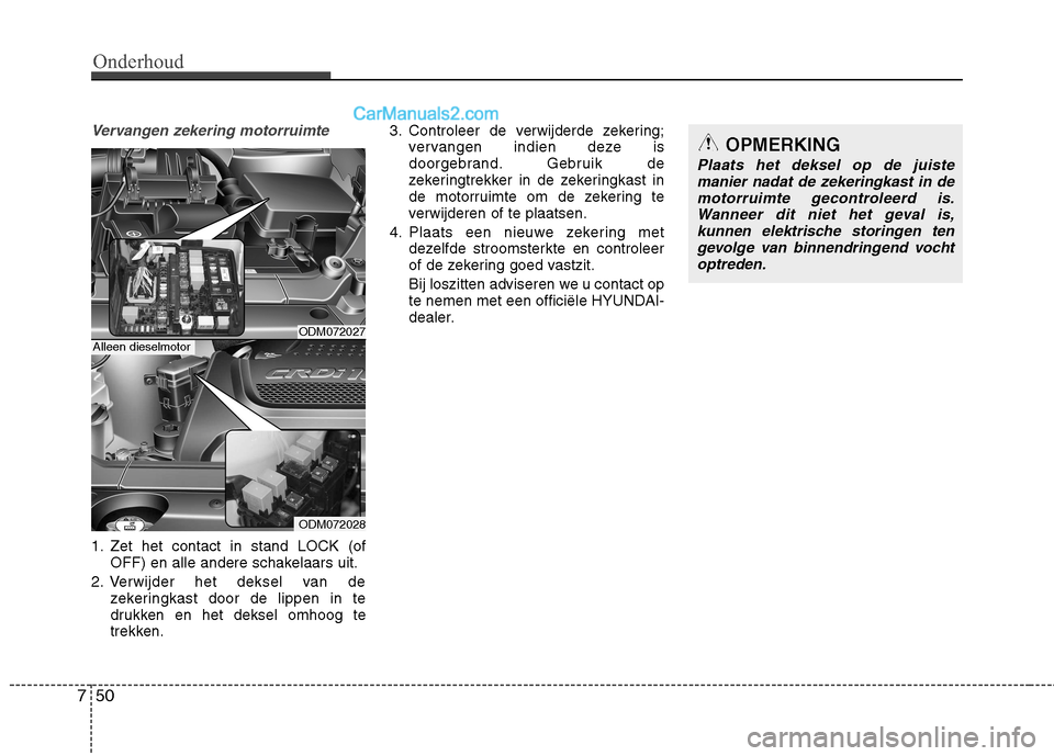 Hyundai Grand Santa Fe 2015  Handleiding (in Dutch) Onderhoud
50
7
Vervangen zekering motorruimte
1. Zet het contact in stand LOCK (of
OFF) en alle andere schakelaars uit.
2. Verwijder het deksel van de zekeringkast door de lippen in te 
drukken en het